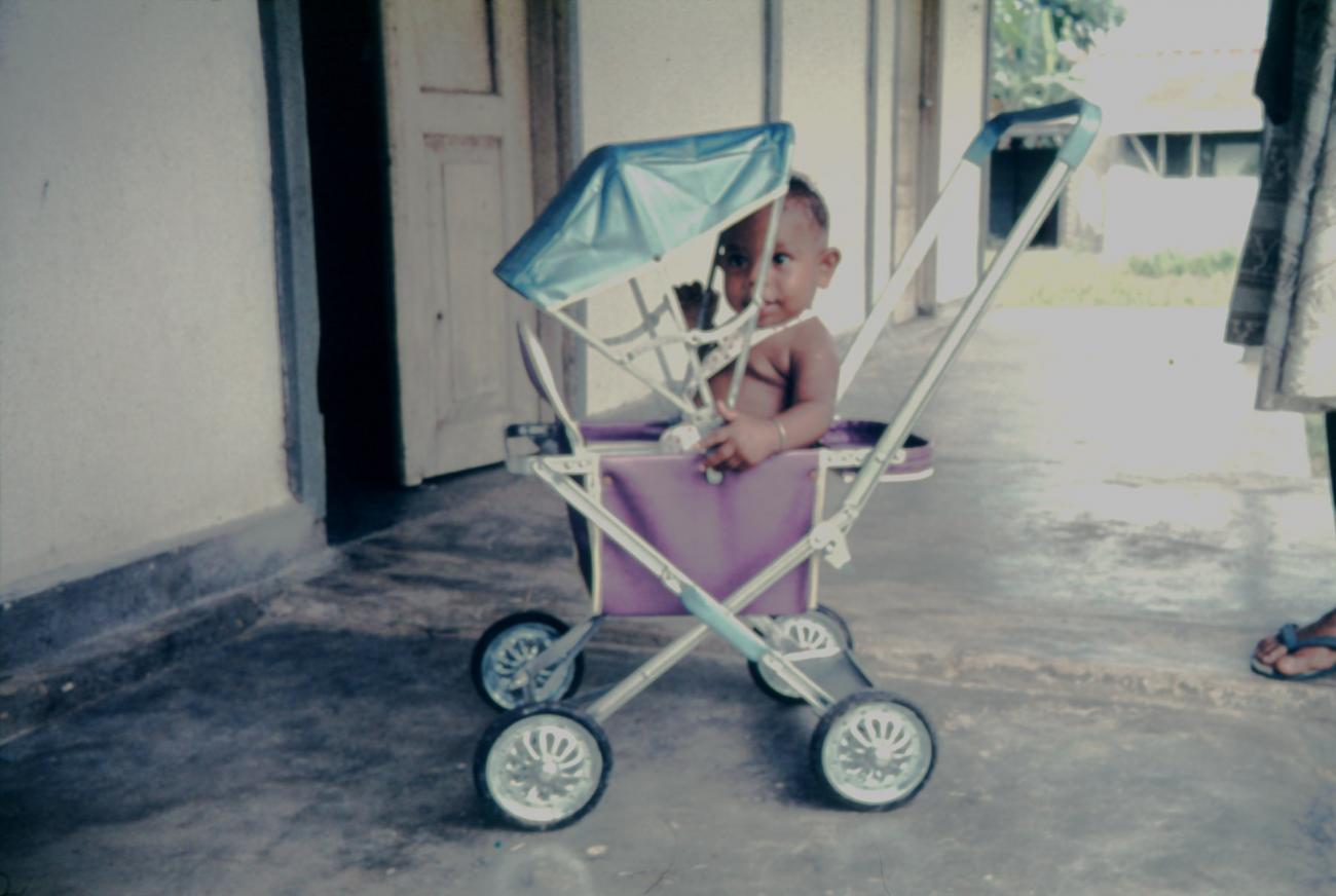 BD/144/227 - 
Baby in wandelwagen
