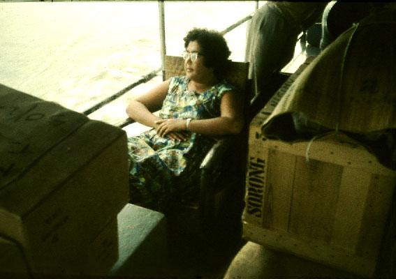 BD/144/238 - 
Europees geklede vrouw op stoel op schip. Dubbel: zie 35
