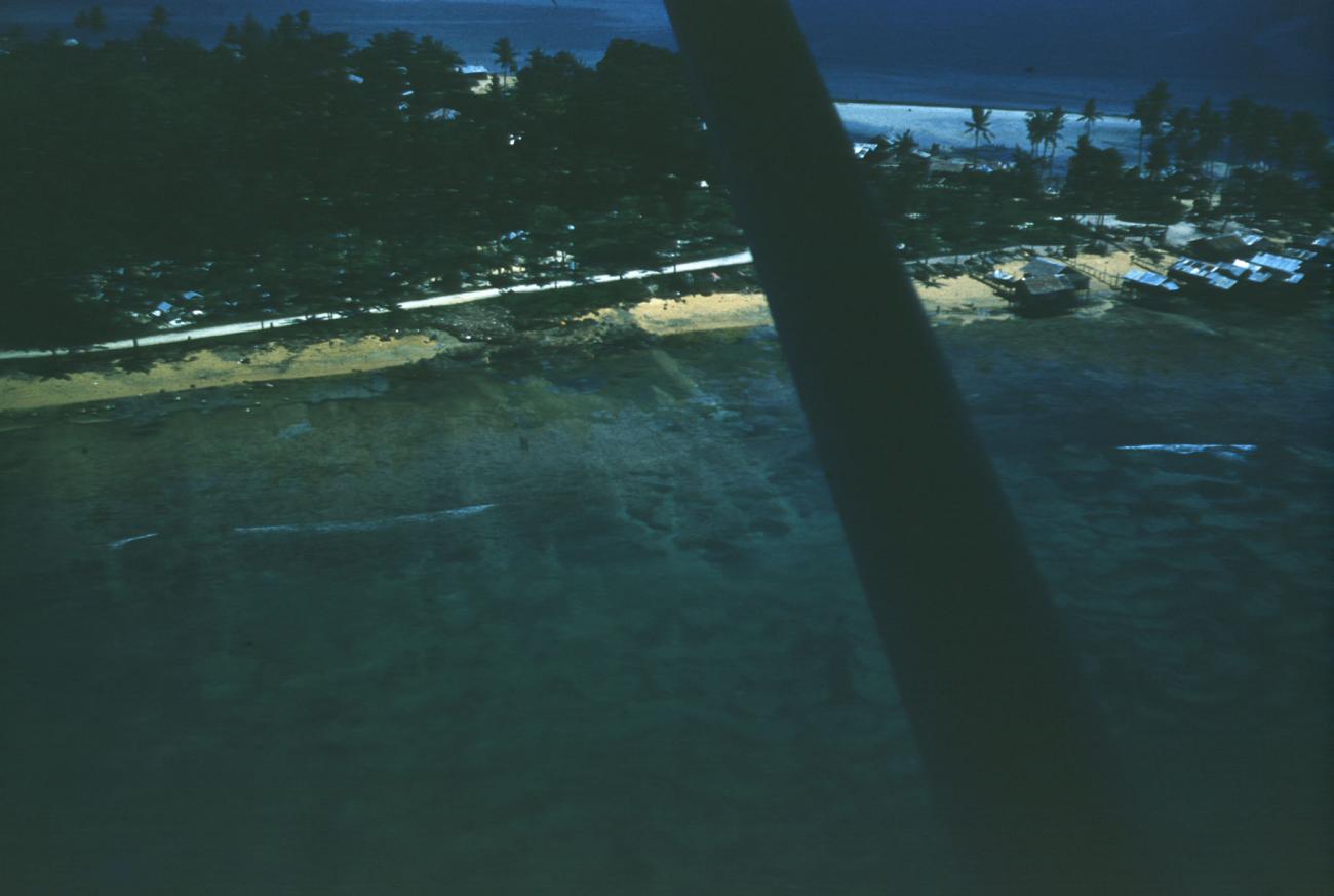 BD/144/241 - 
Foto vanuit vliegtuig van eiland
