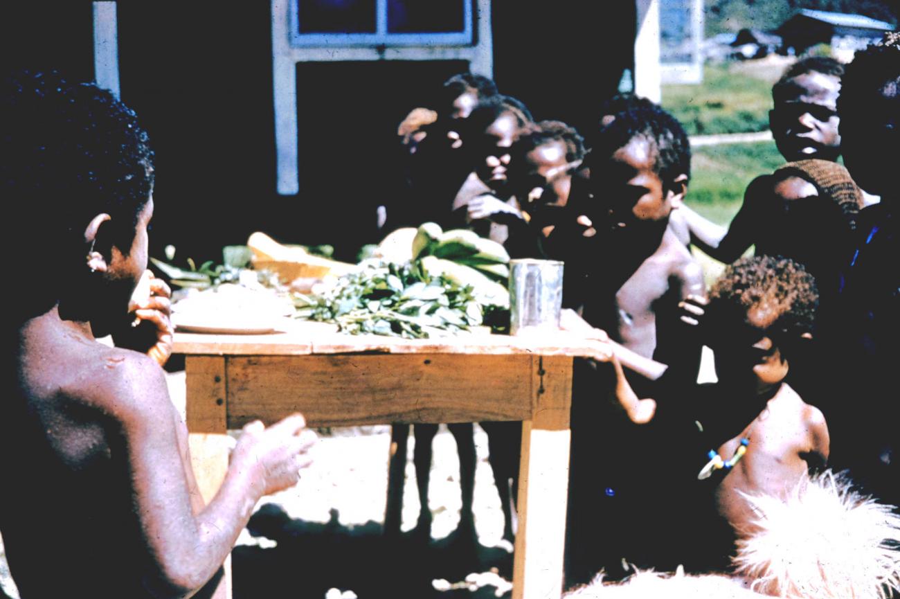 BD/144/246 - 
Groepsfoto etende kinderen
