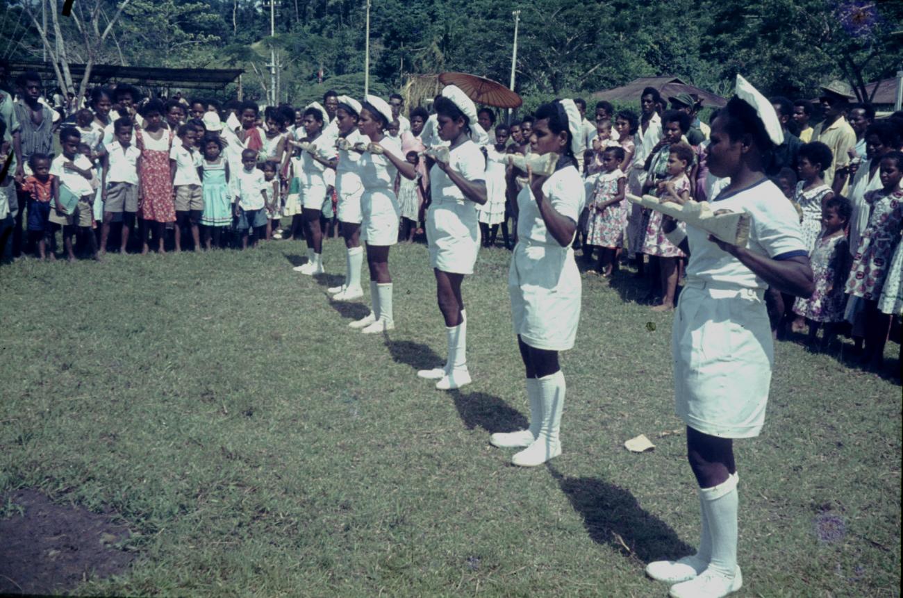 BD/144/251 - 
Koninginnendag, vrouwen in witte uniformen, houten imitatiegeweren
