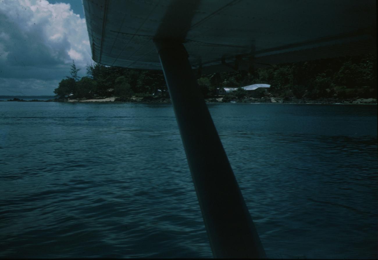 BD/144/25 - 
Foto landschap vanuit watervliegtuig drijvend op het water
