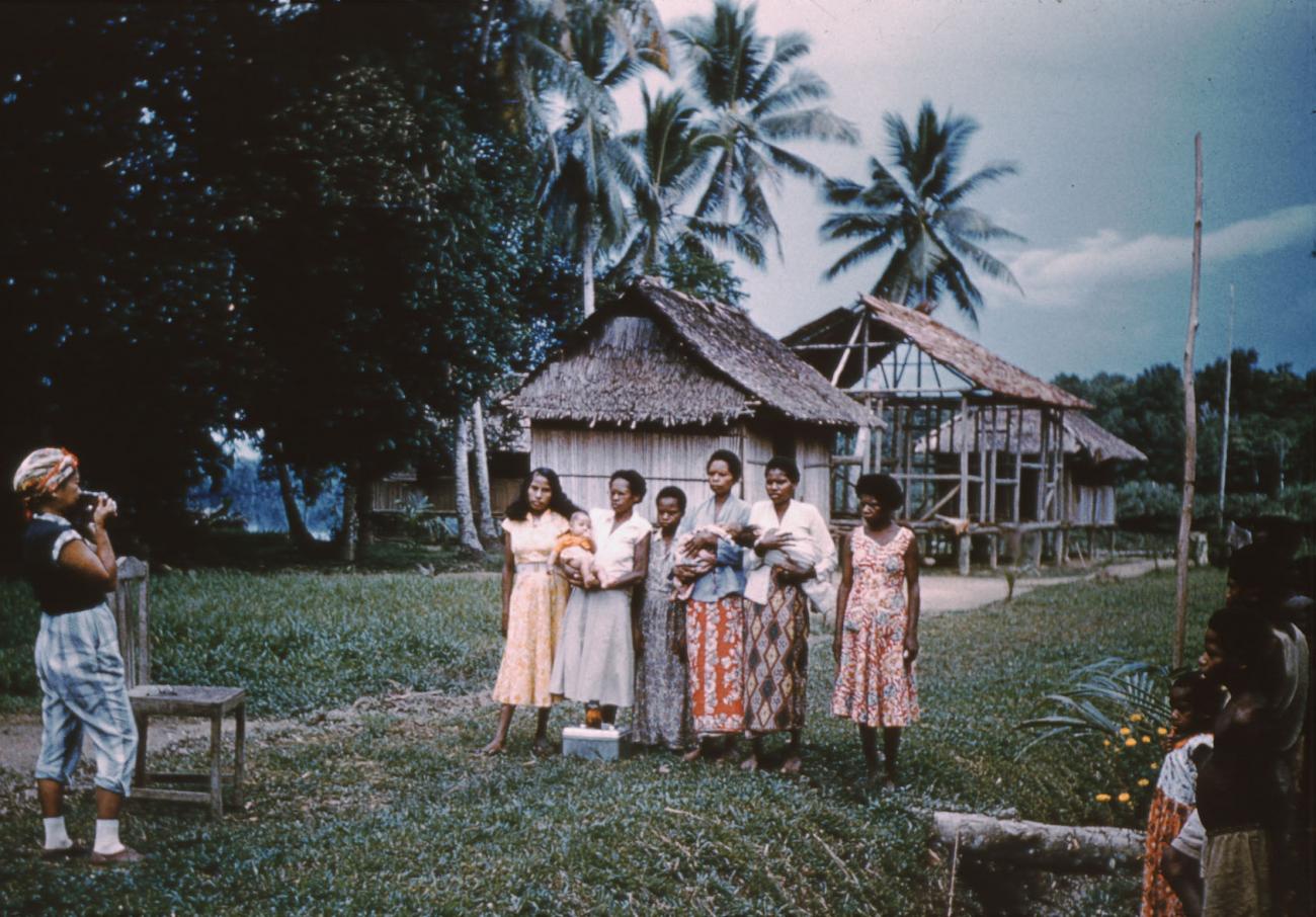 BD/144/262 - 
Groepsfoto papoe-vrouwen, aantal met babies 
