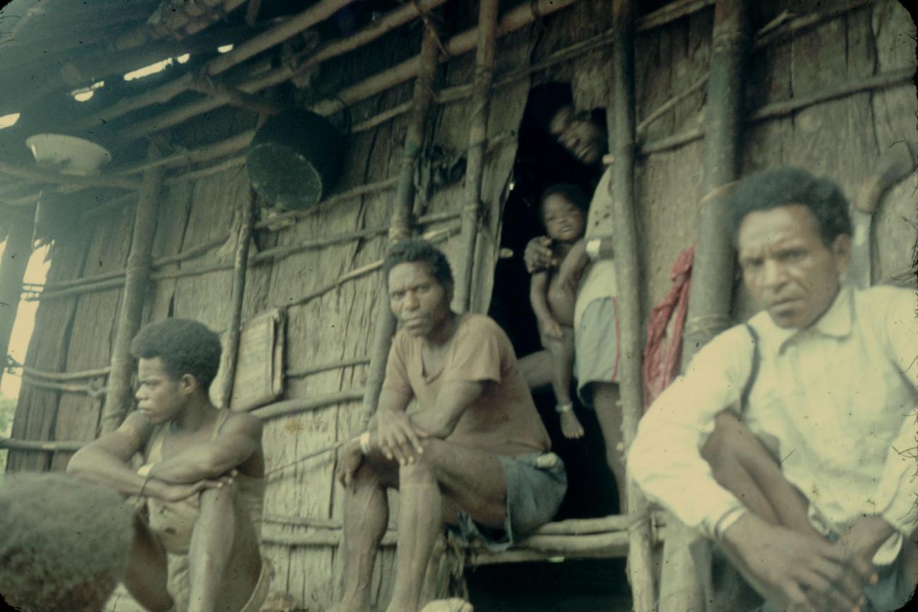 BD/144/267 - 
Groepsfoto papoea&#039;s voor inheemse hut
