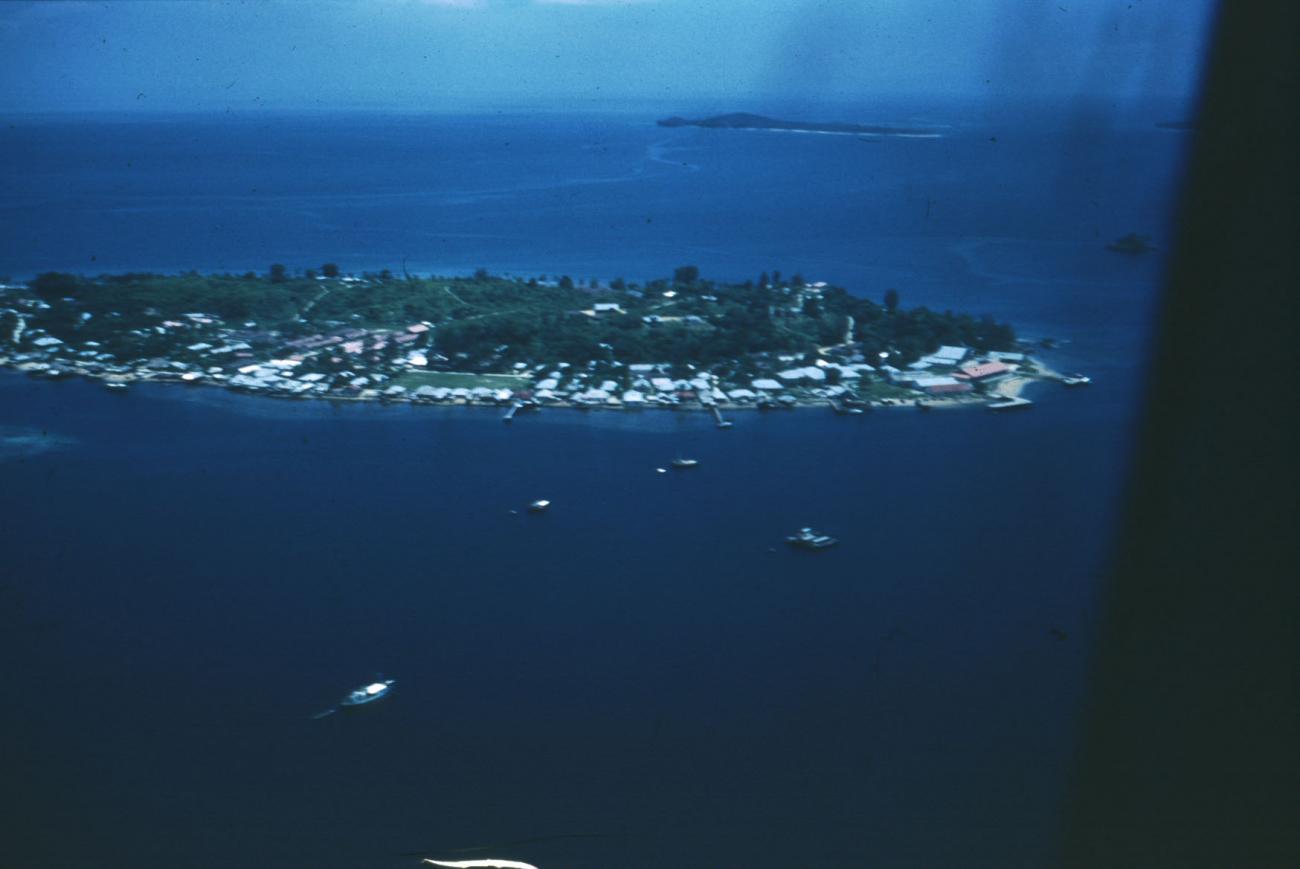 BD/144/279 - 
Luchtfoto vanuit waterviegtuig van eilanden 
