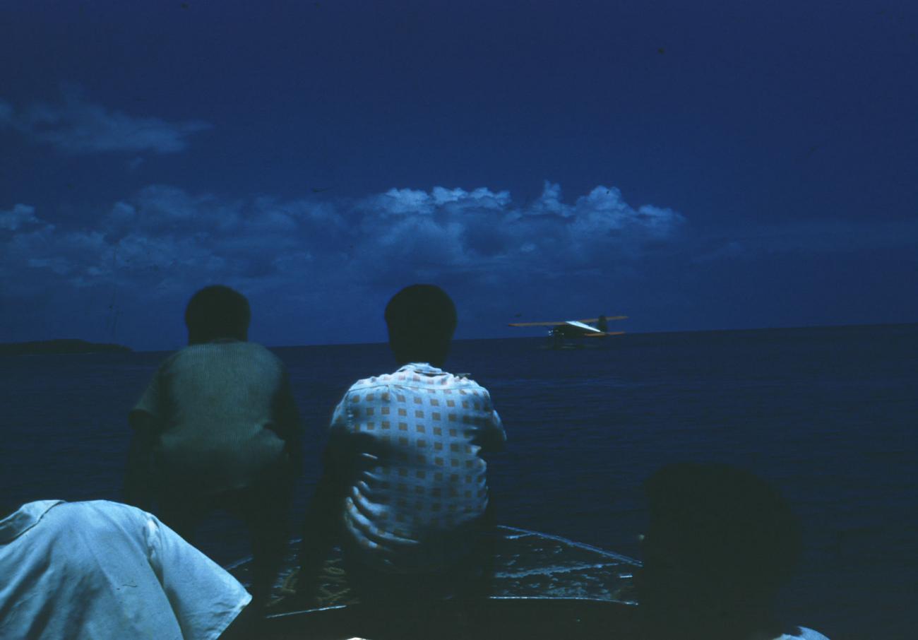 BD/144/301 - 
Foto watervliegtuig, genomen vanaf bootje
