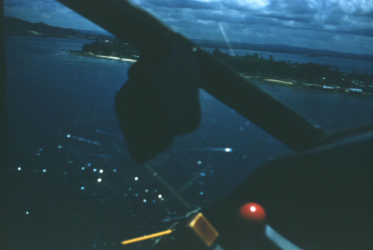 BD/144/312 - 
Foto vanuit vliegtuig van eiland
