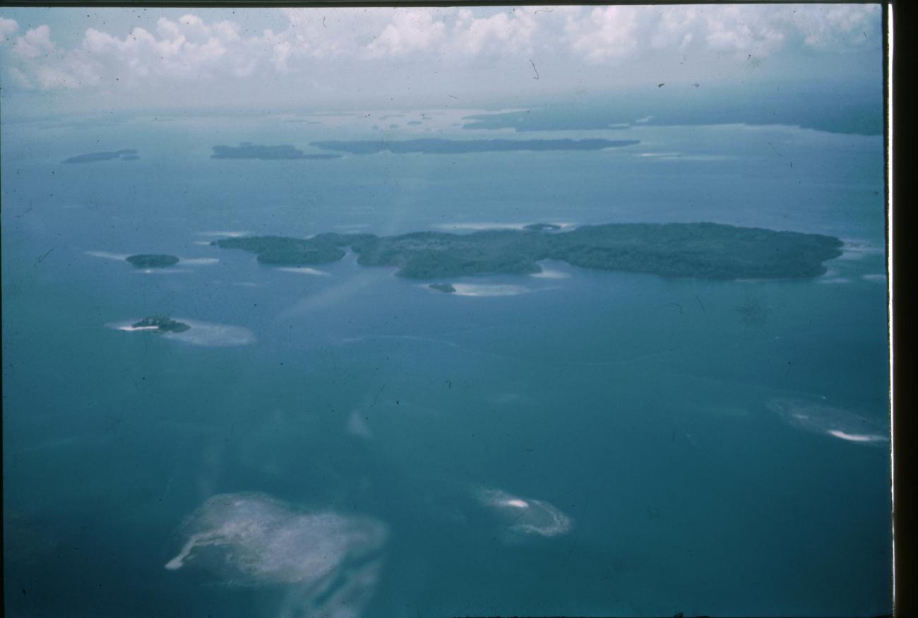 BD/144/31 - 
Foto vanuit waterviegtuig van eilanden 

