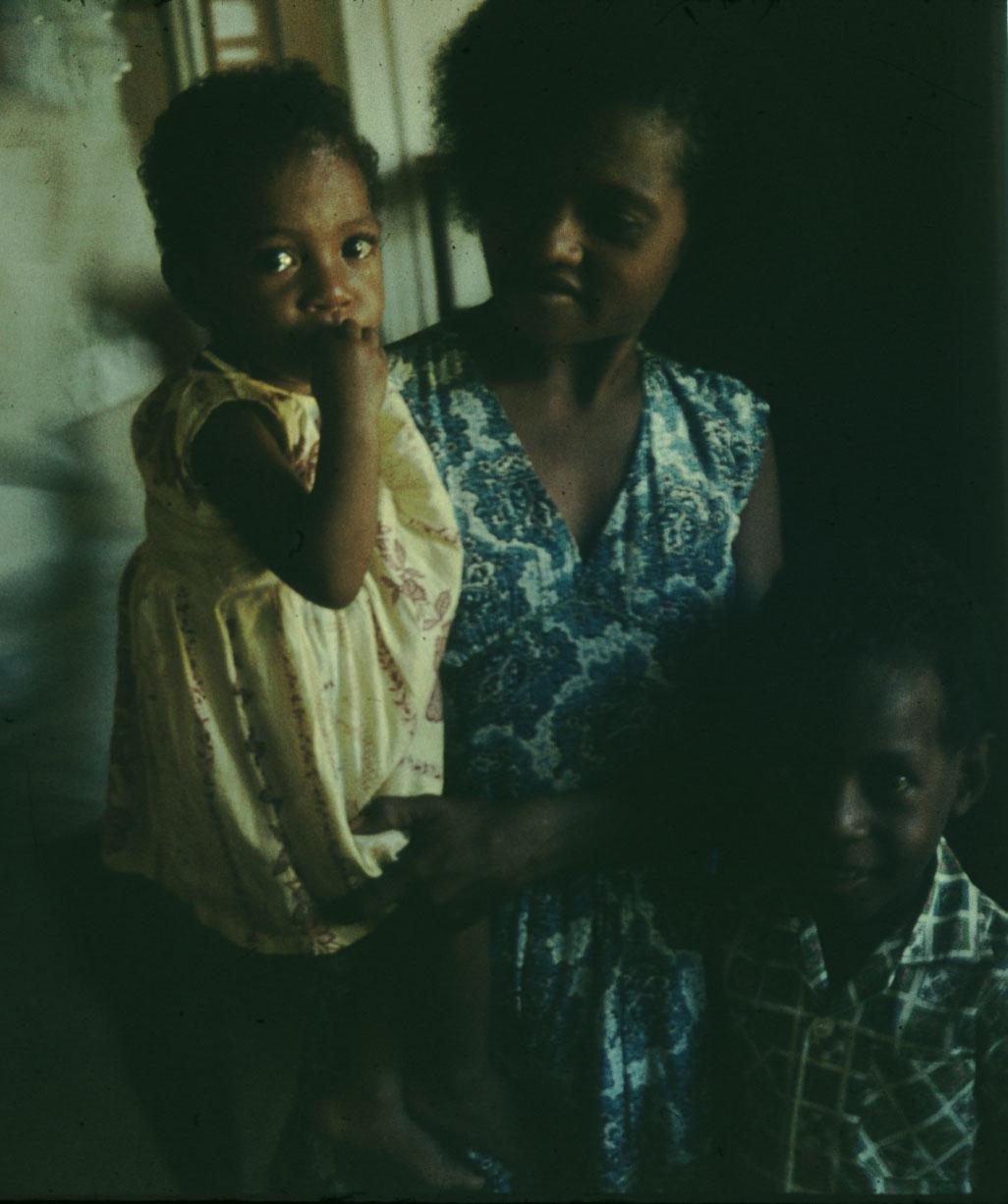 BD/144/320 - 
Groepsfoto moeder met twee kinderen
