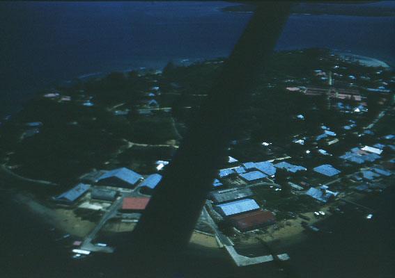 BD/144/323 - 
Foto vanuit vliegtuig van eiland
