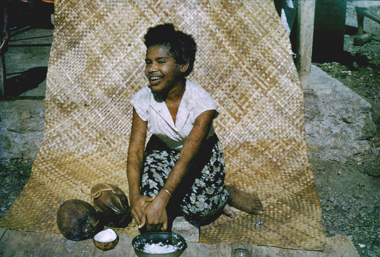 BD/144/332 - 
Portret jonge vrouw bezig met rijst. Dubbel: zie 470
