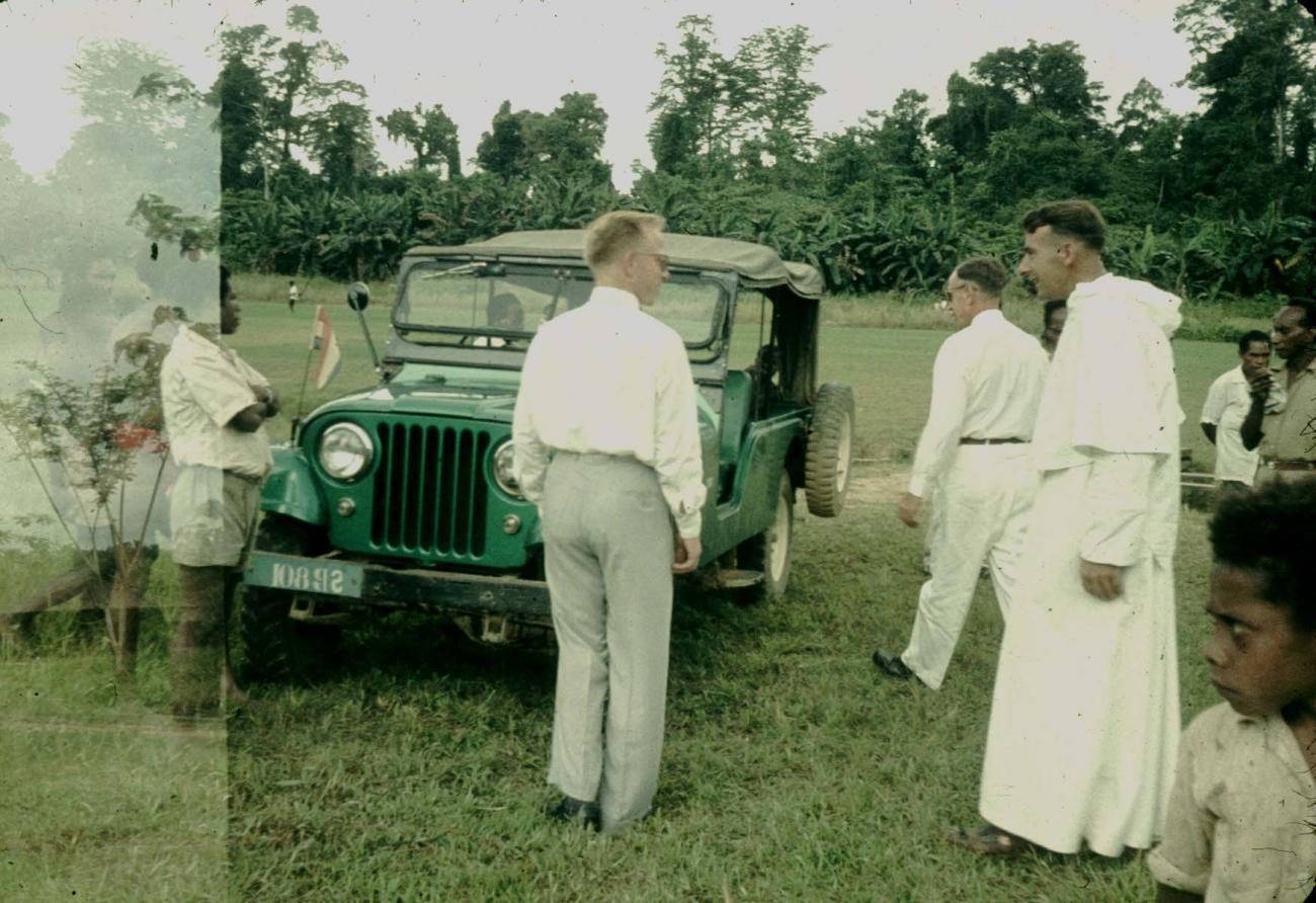 BD/144/336 - 
Groepsfoto met o.m. geestelijke bij jeep. Dubbel: zie 95 Gespiegled
