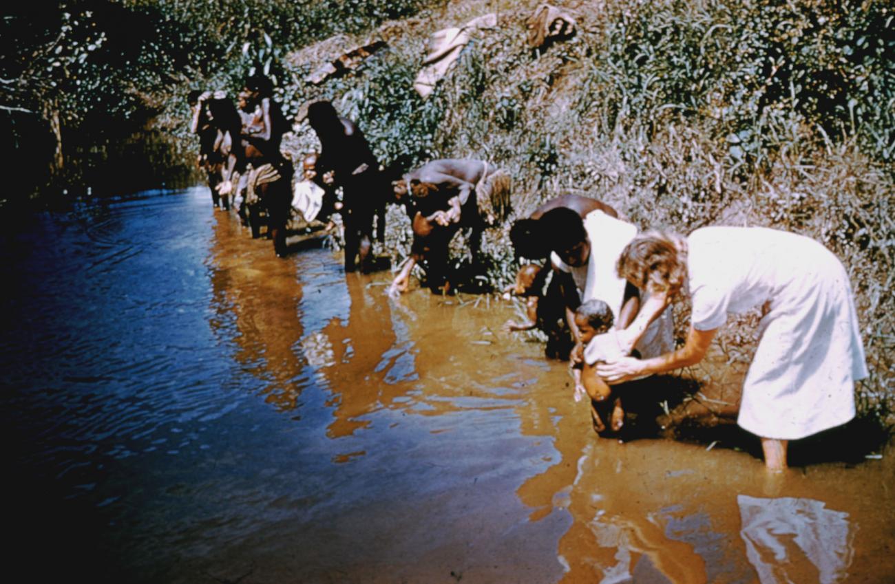 BD/144/339 - 
Preventieve voorlichting, kinderen worden gewassen in rivier. Dubbel: zie 176 
