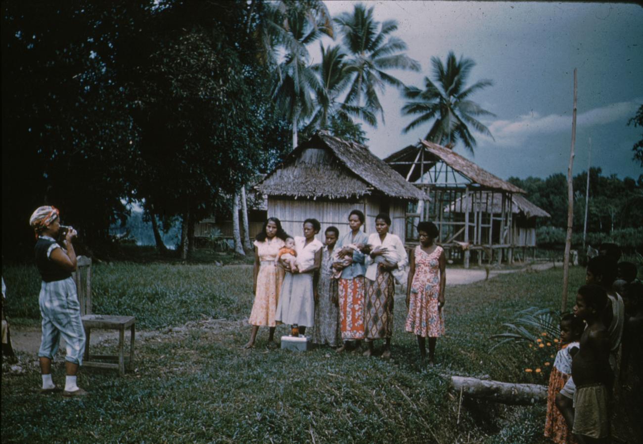 BD/144/33 - 
Groepsfoto  papoea-vrouwen, aantal met babies
