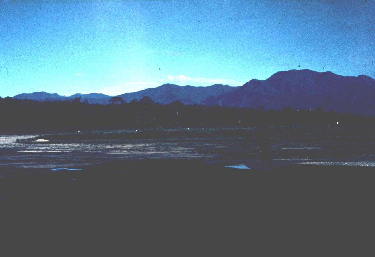 BD/144/348 - 
Landschap met rivier, bergen op achtergrond
