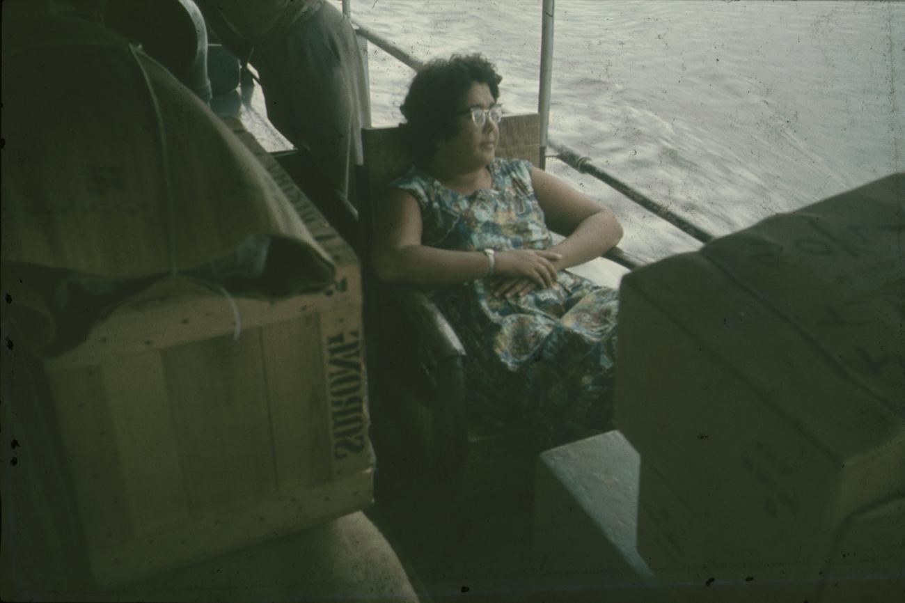 BD/144/35 - 
Europees geklede vrouw op stoel op schip. Dubbel: zie 238
