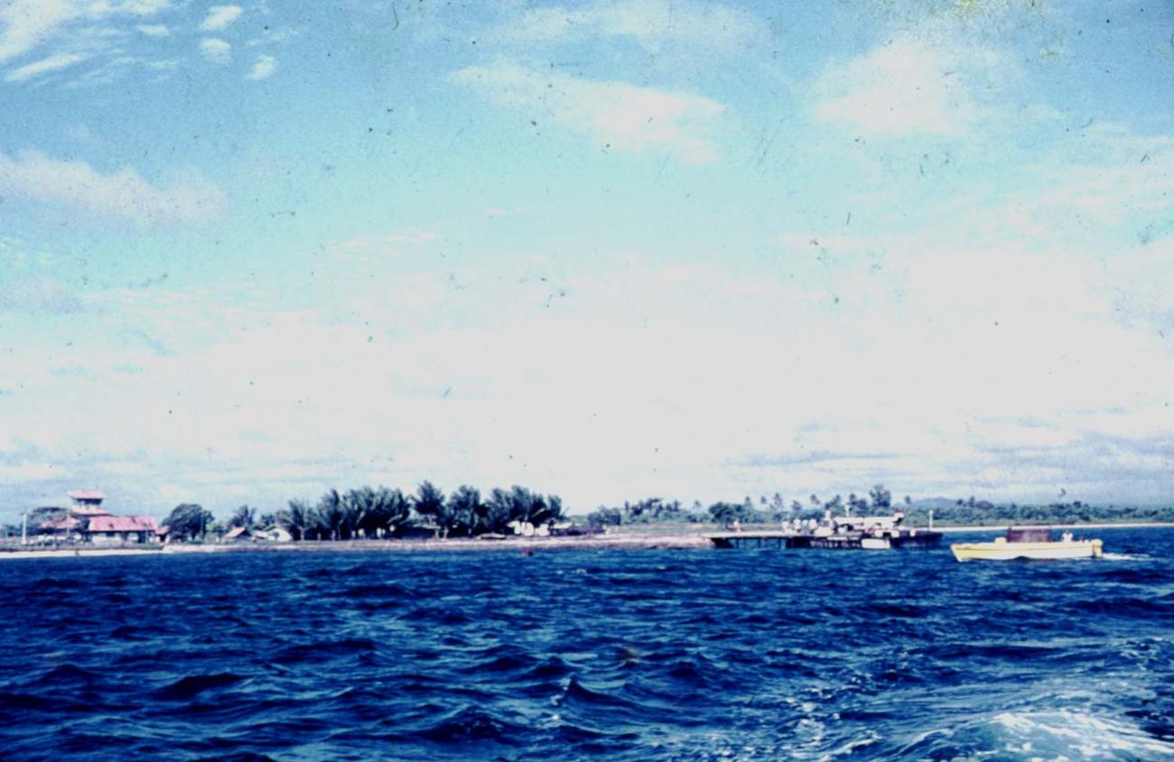 BD/144/364 - 
Foto vanaf schip van landschap met steiger

