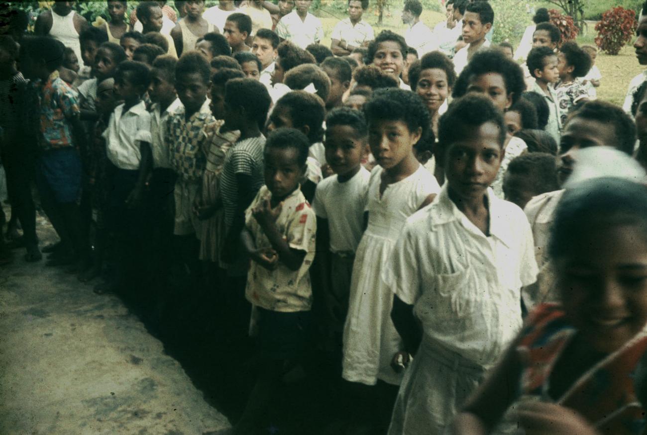 BD/144/367 - 
Wachtende kinderen bij school
