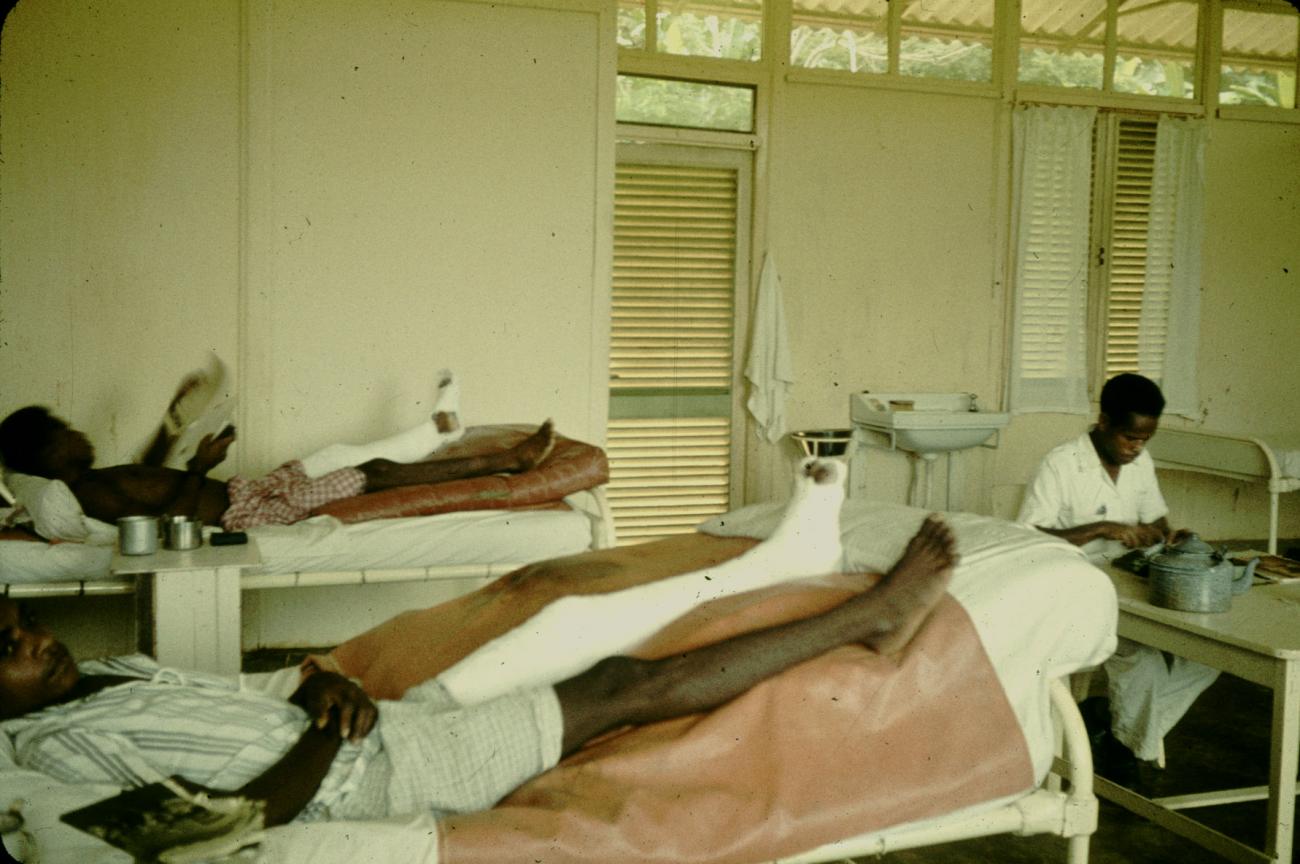 BD/144/373 - 
Polikliniek, twee patienten op bed
