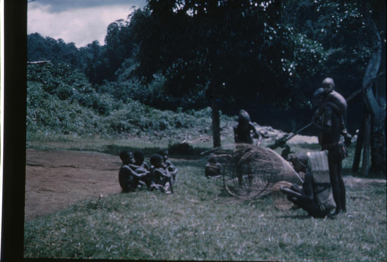 BD/144/38 - 
Vrouwen bezig met het vlechten van manden. Dubbel: zie 243
