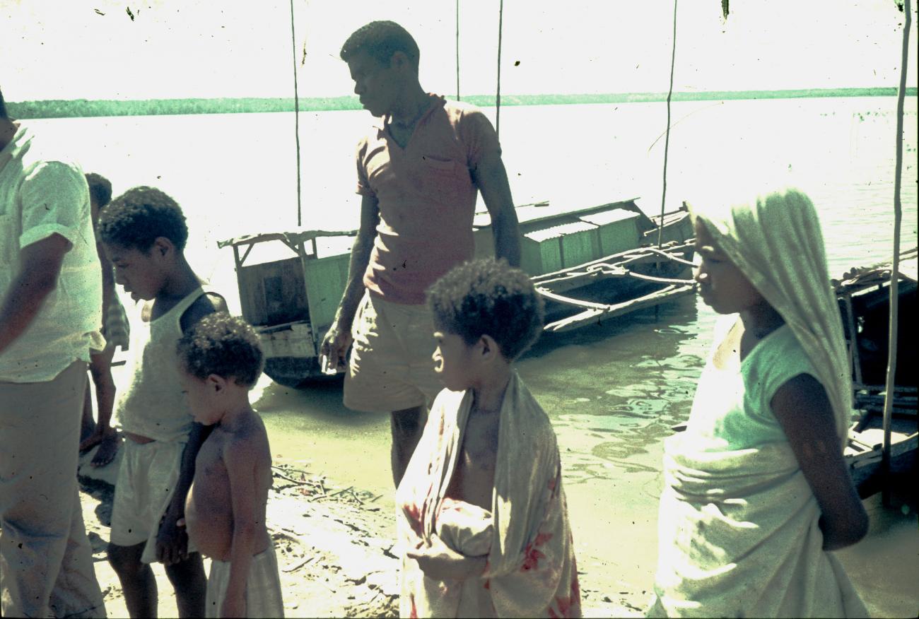 BD/144/399 - 
Groepsfoto man met kinderen die van inheems bootje komen
