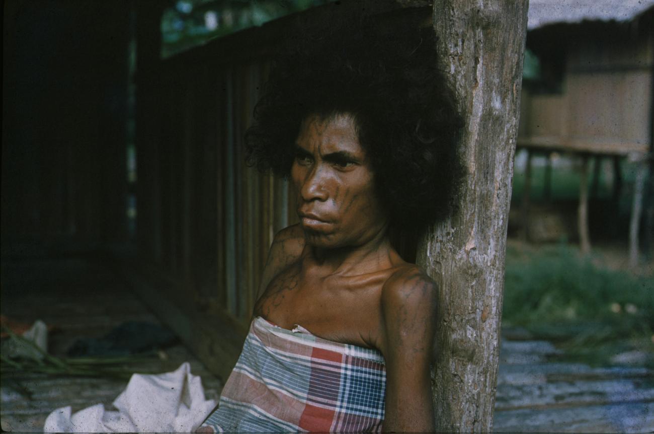 BD/144/42 - 
Portret papoea-vrouw met tatoeages
