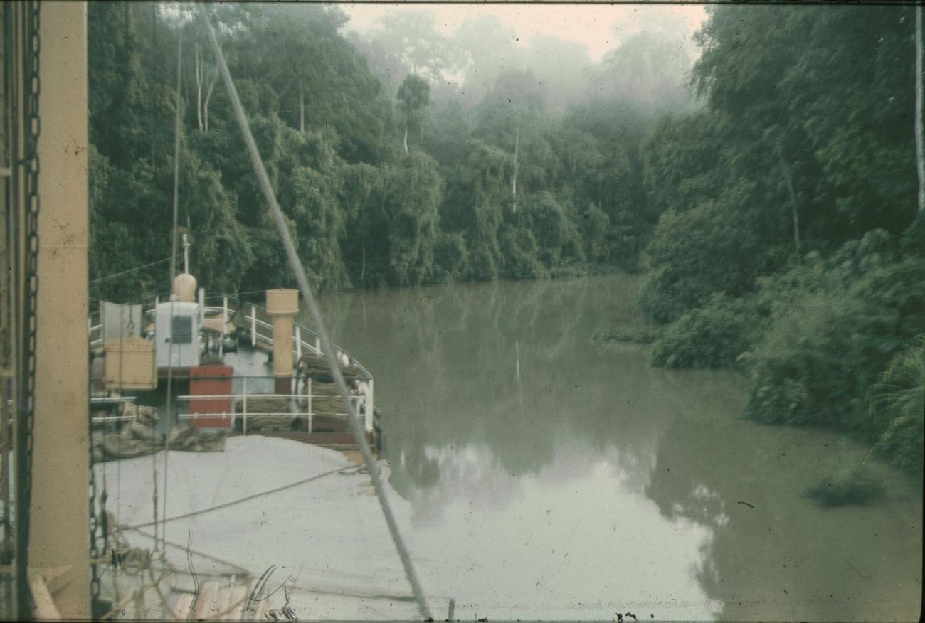 BD/144/498 - 
Foto rivier vanaf schip

