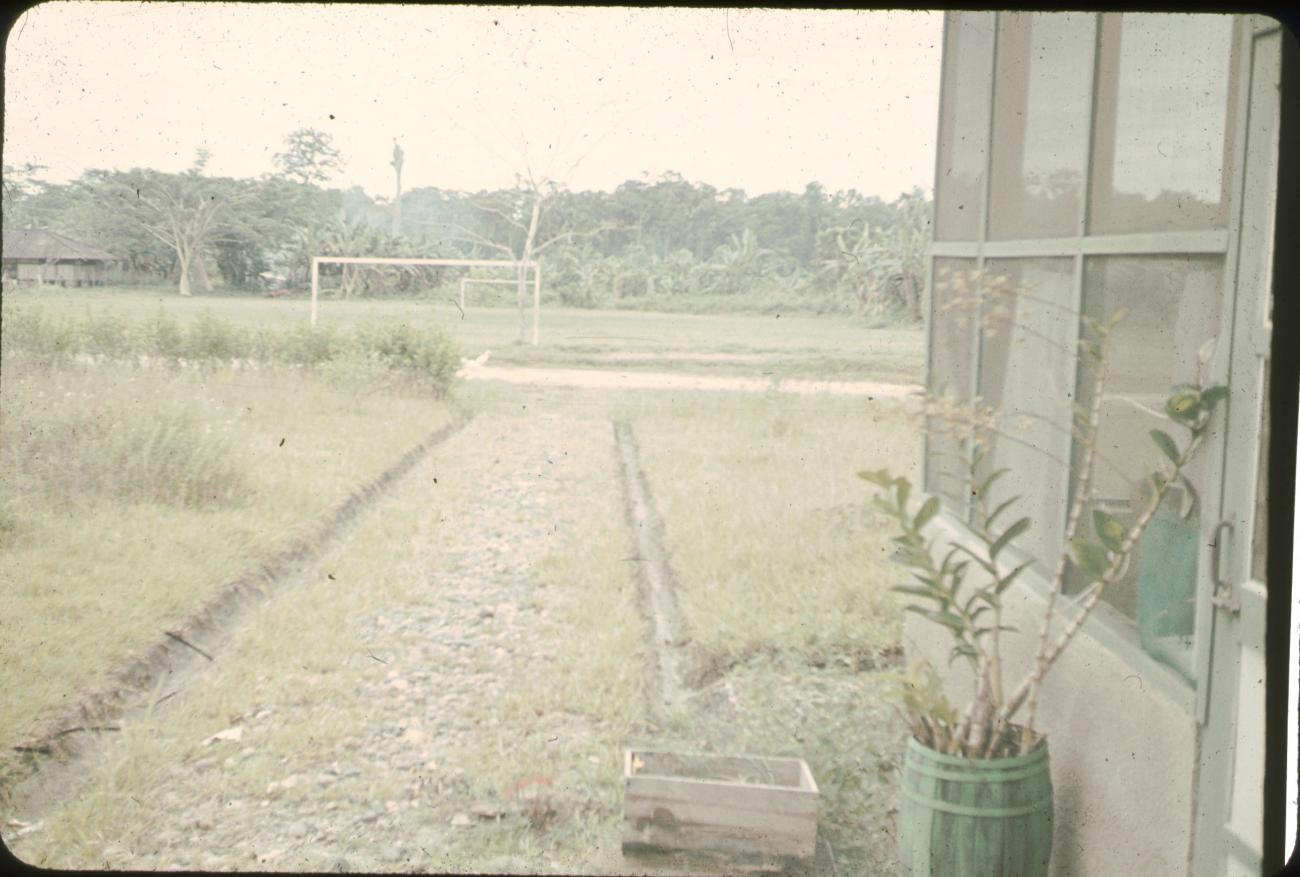 BD/144/49 - 
Woning, voetbalveld op achtergrond
