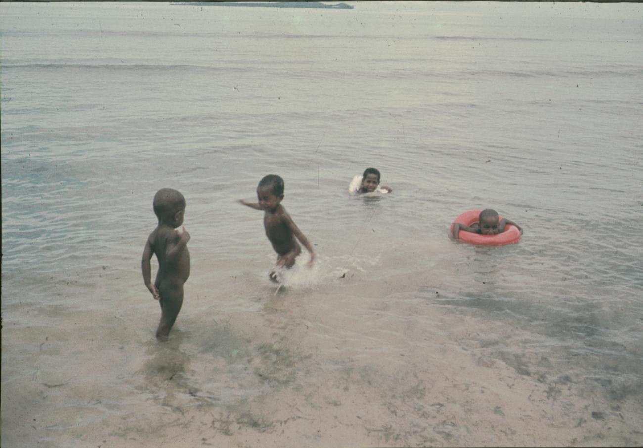 BD/144/548 - 
Kleine kinderen spelend in het water
