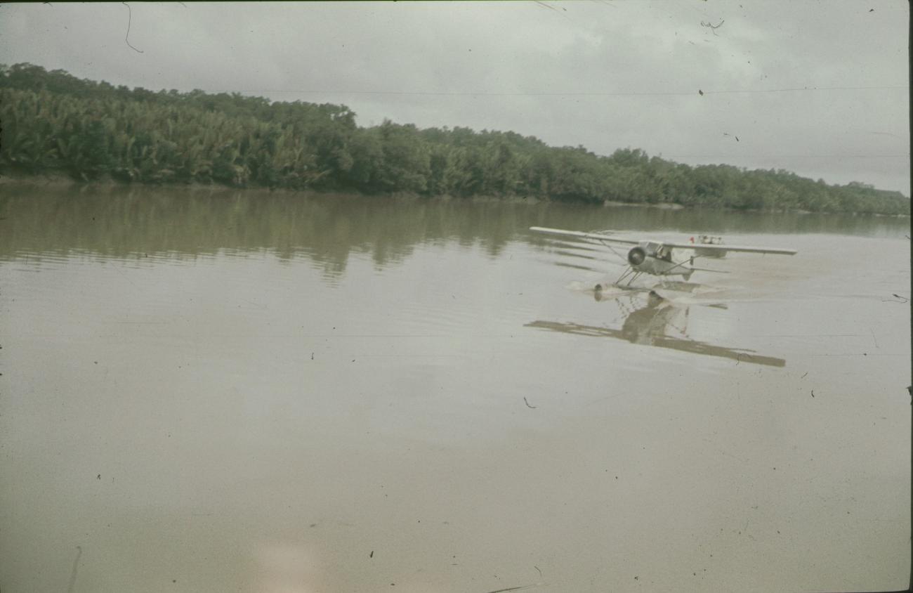 BD/144/620 - 
Watervliegtuig Beaver op de rivier
