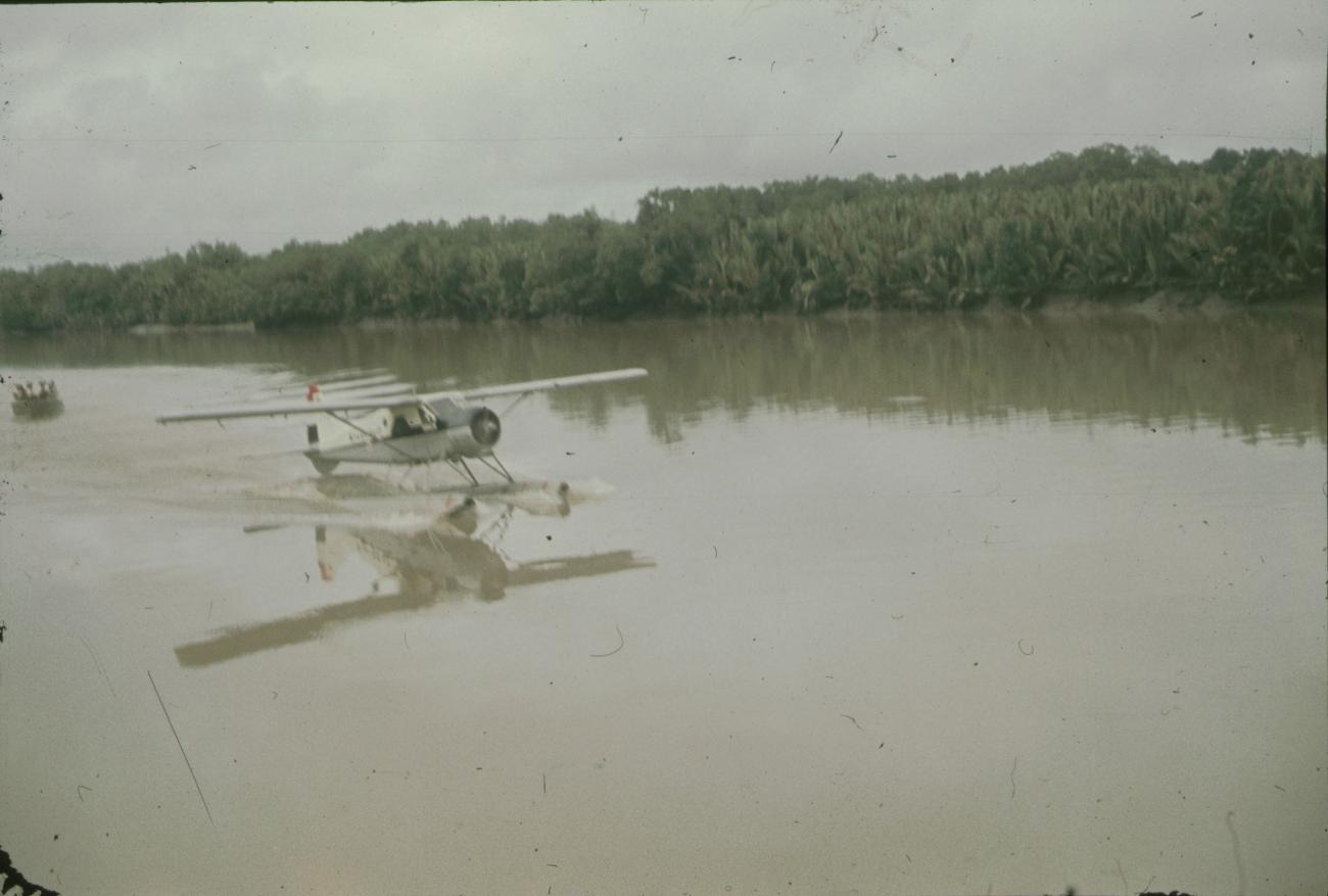 BD/144/621 - 
Watervliegtuig Beaver op de rivier
