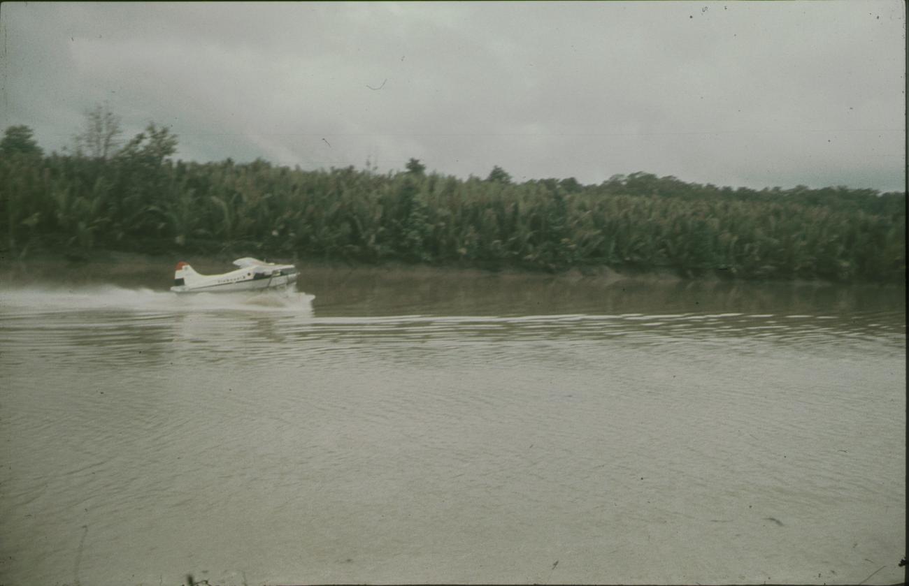 BD/144/622 - 
Watervliegtuig Beaver op de rivier
