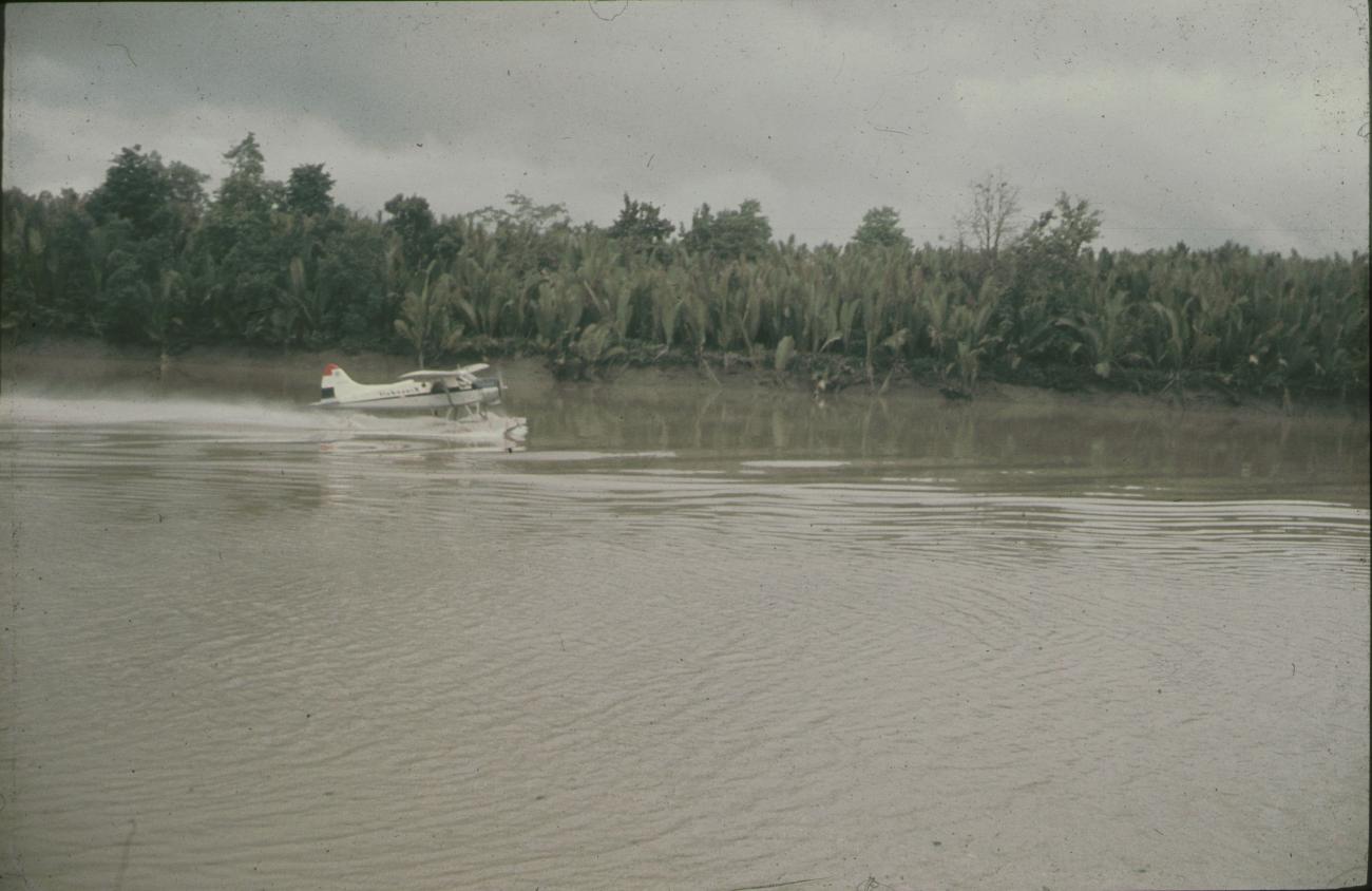 BD/144/627 - 
Watervliegtuig Beaver op de rivier
