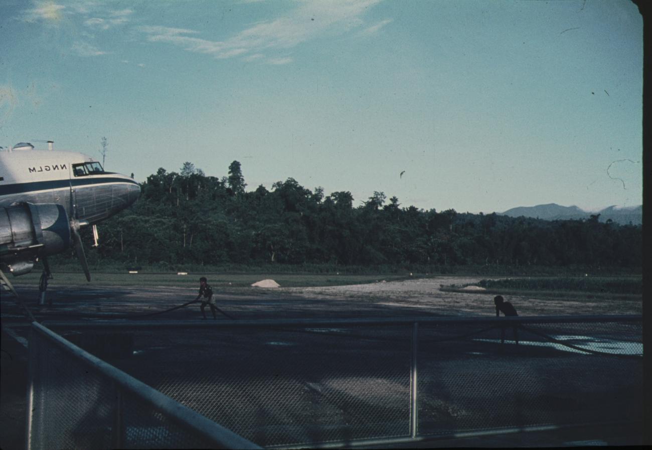 BD/144/642 - 
Foto gespiegeld. Vliegveld Rendani. Vliegtuig NNGLM
