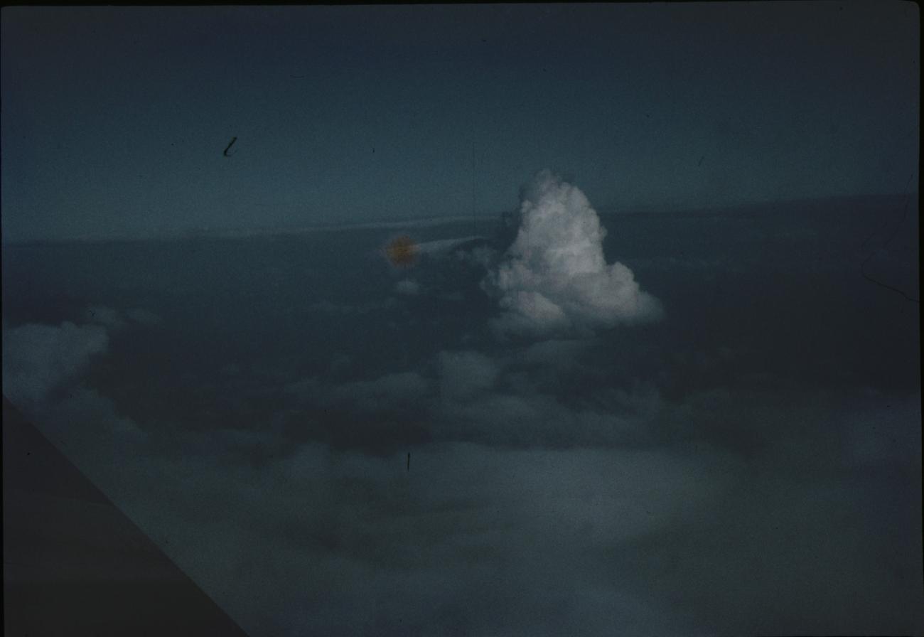 BD/144/646 - 
Foto genomen uit vliegtuig, wolkenformatie
