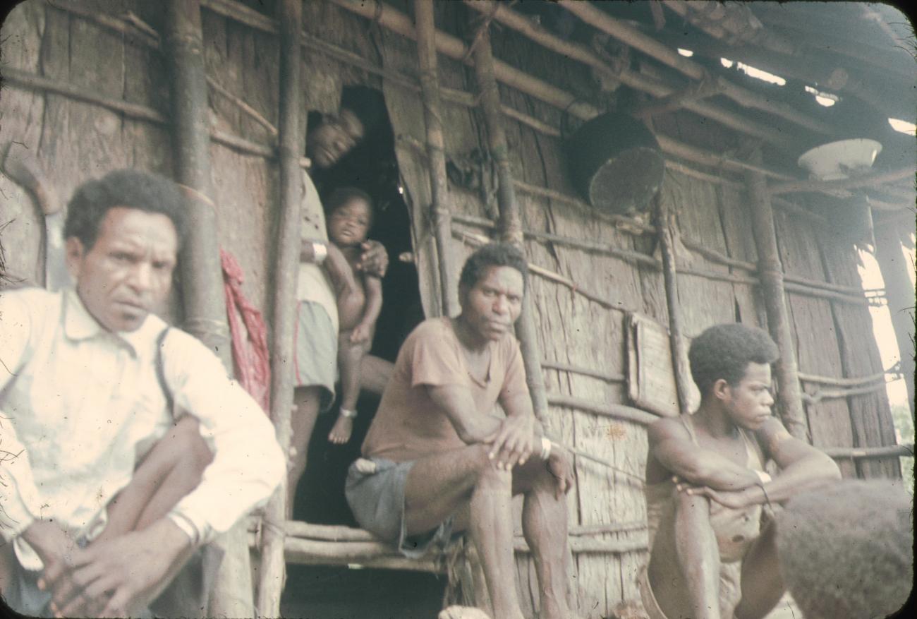 BD/144/66 - 
Groepsfoto papoea&#039;s voor hut
