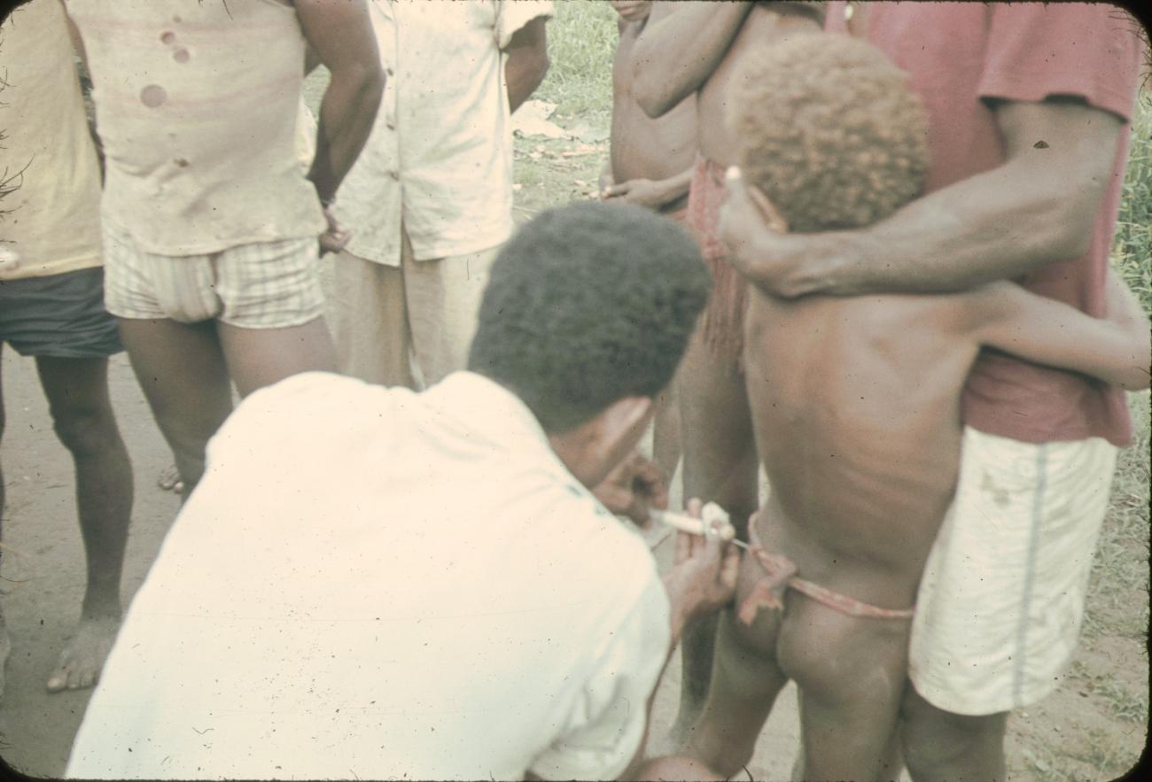 BD/144/68 - 
Immunisering tegen framboesia, kind krijgt injectie. Dubbel: zie 270
