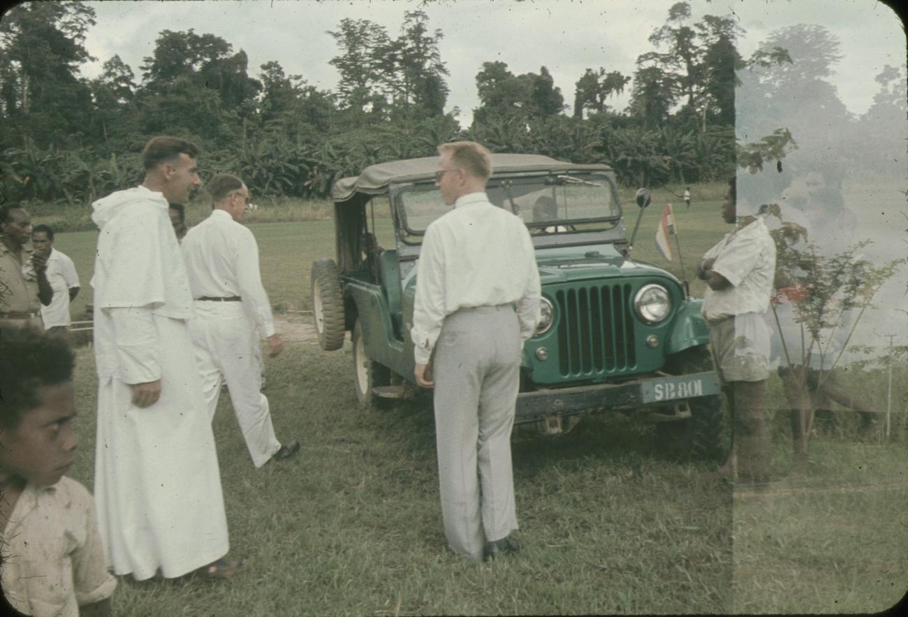 BD/144/95 - 
Groepsfoto met o.m. geestelijke bij jeep. Dubbel: zie 336. Gespiegeld
