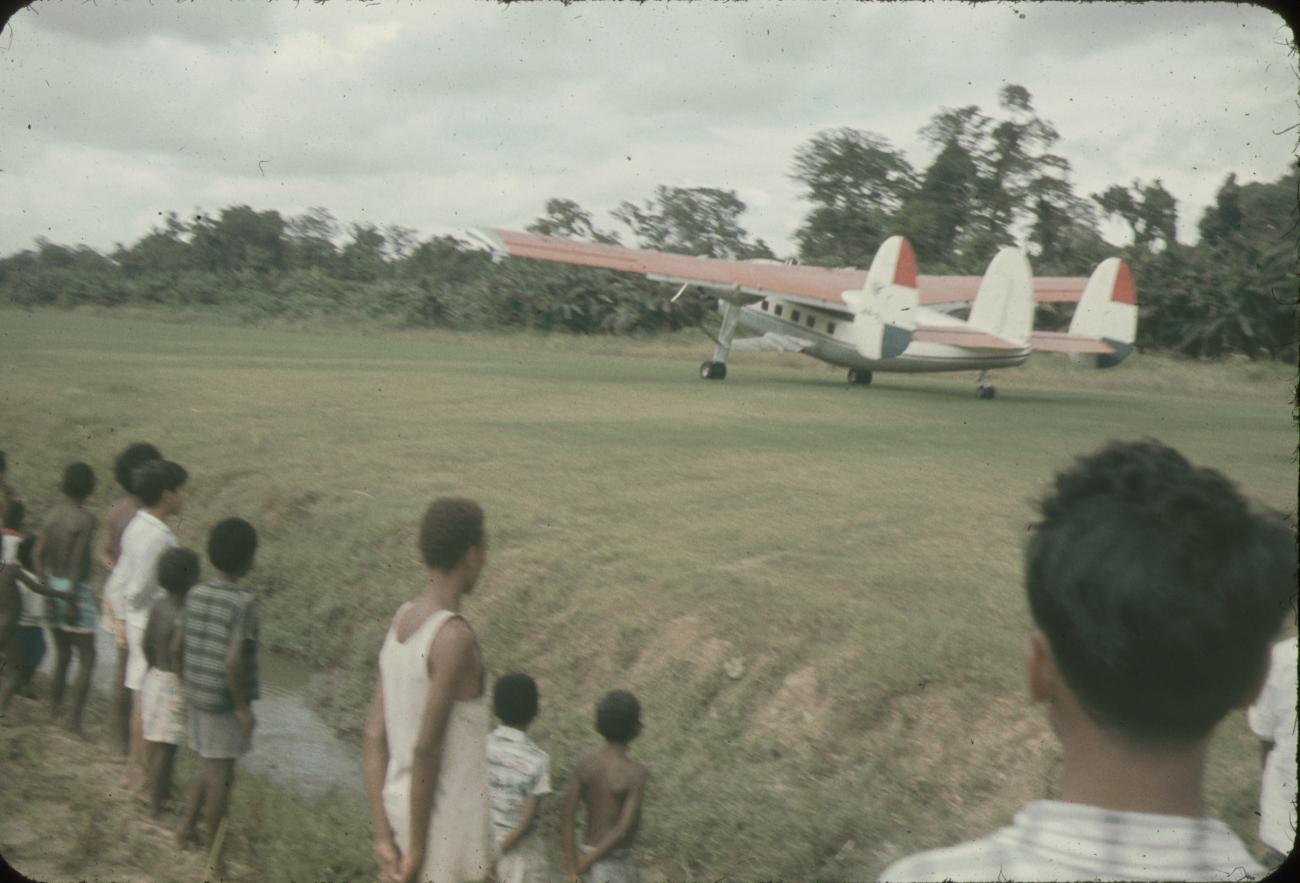 BD/144/97 - 
Vliegtuig NNGLM op de grond met toeschouwers
