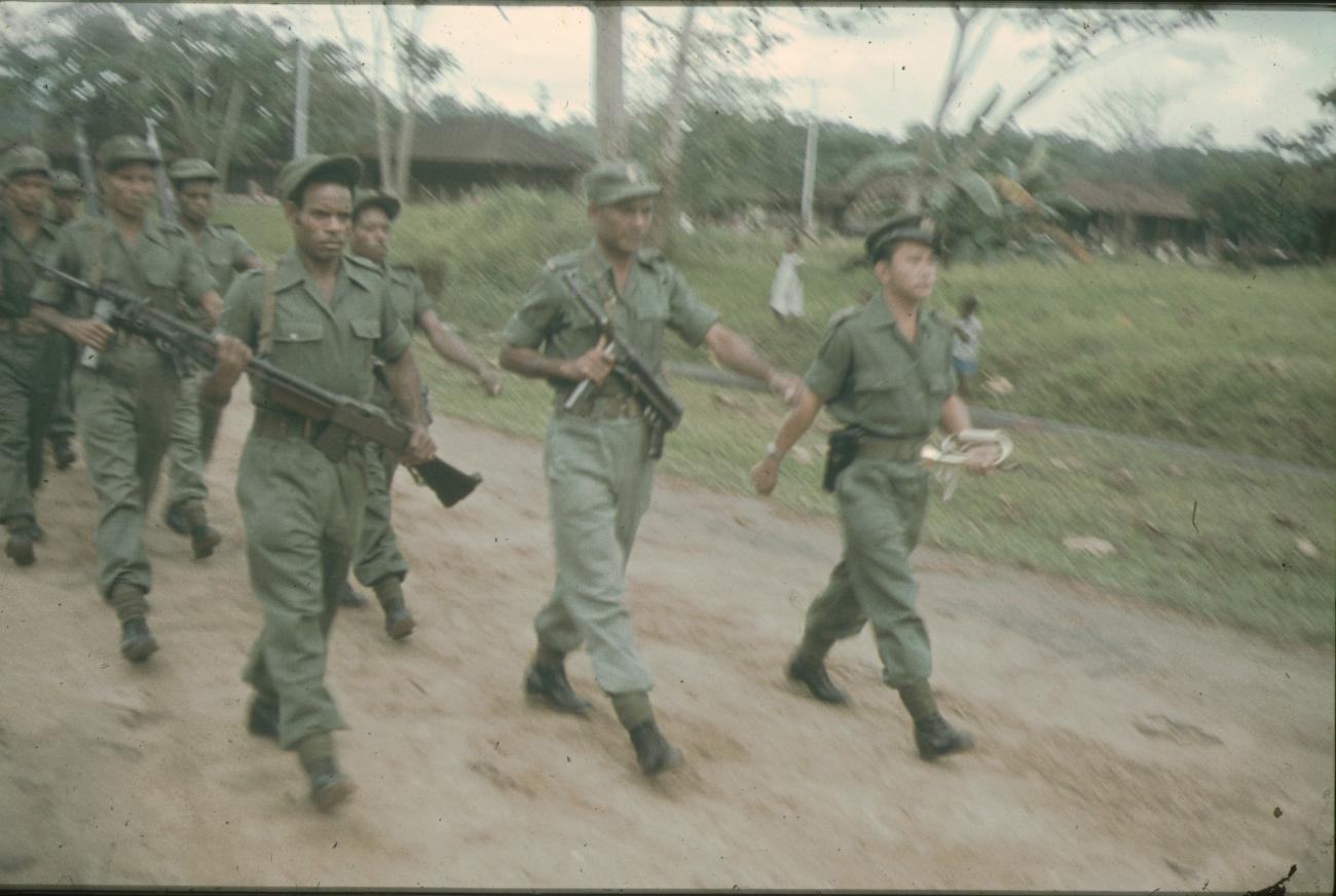 BD/144/99 - 
Marcherende leden papoea-politie 
