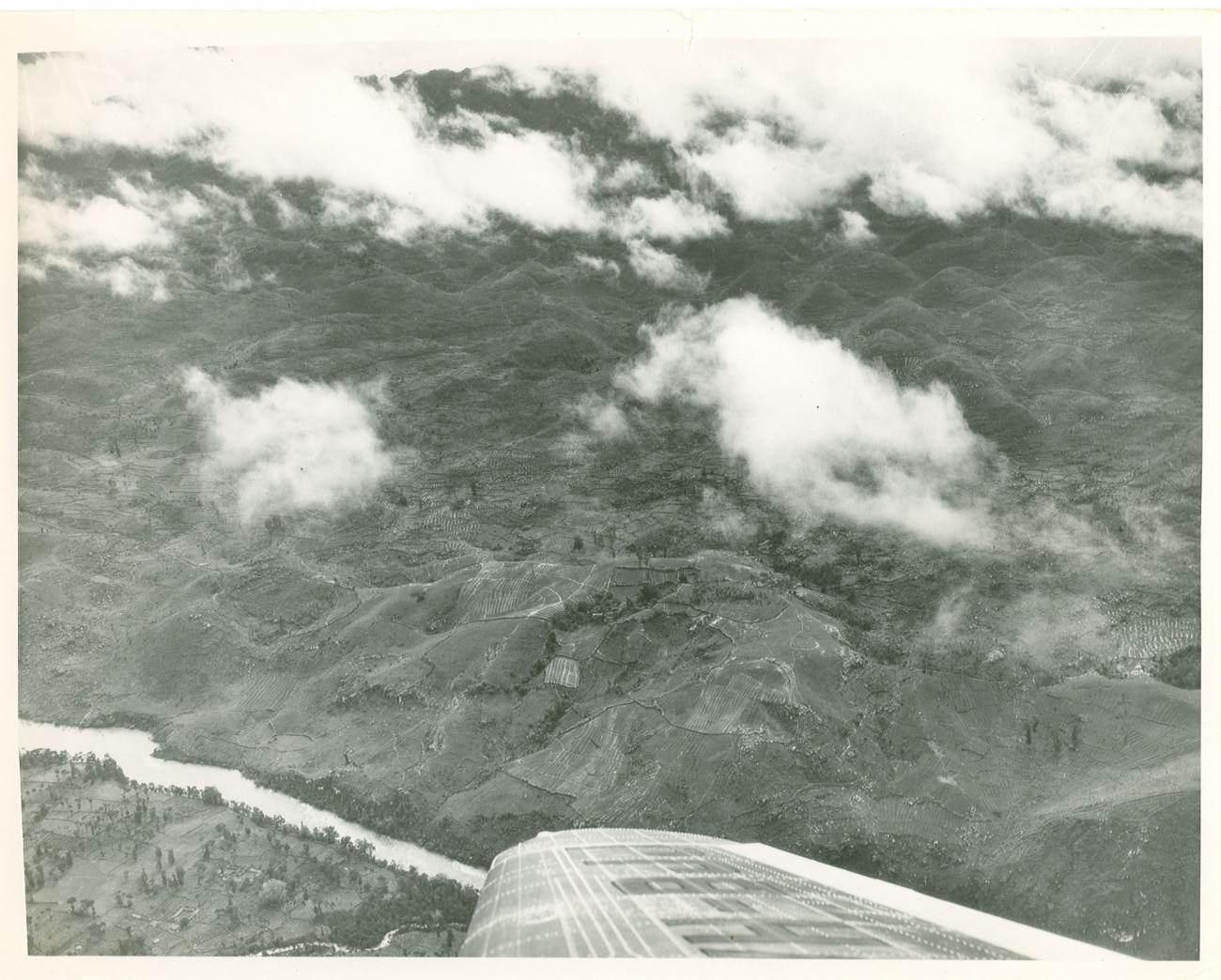 BD/23/5 - 
Luchtfoto van terrastuinen in berglandschap
