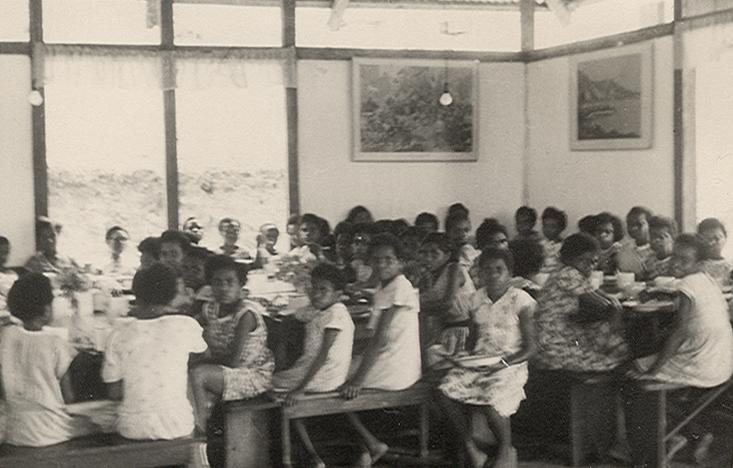 BD/256/113 - 
Papoea- kinderen gezamenlijk aan het eten
