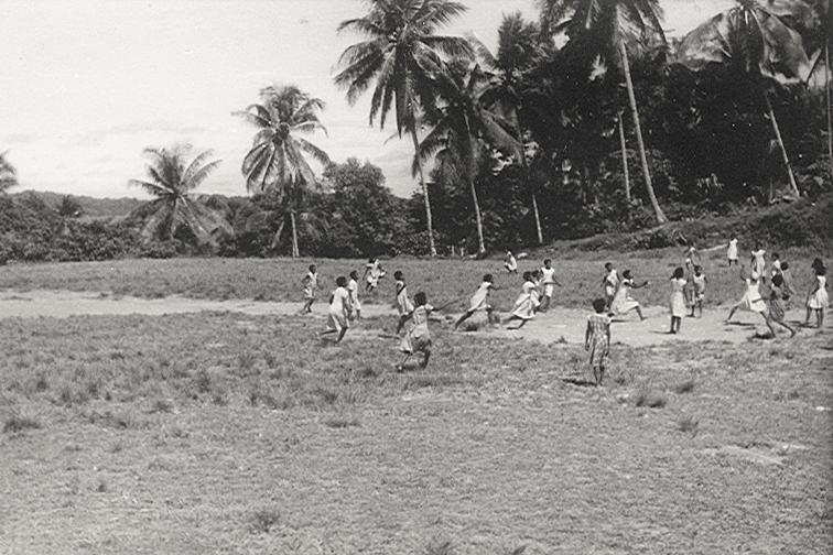 BD/256/120 - 
Spelende kinderen op een veld
