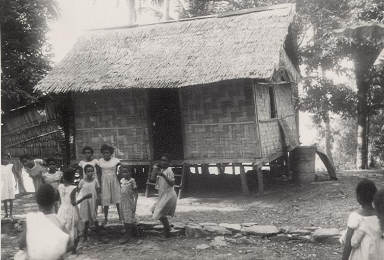 BD/256/129 - 
Papoea- kinderen voor een hut
