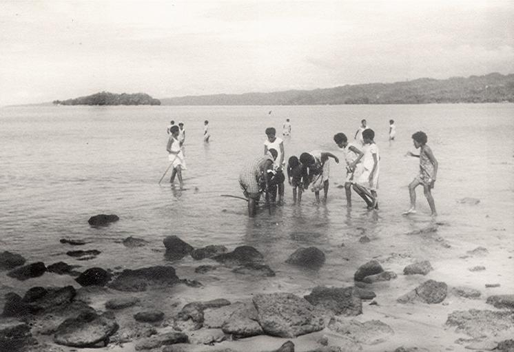 BD/256/130 - 
Spelende kinderen in het water
