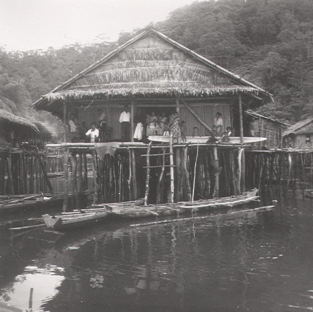 BD/256/182 - 
Rieten hutten op palen met bootjes
