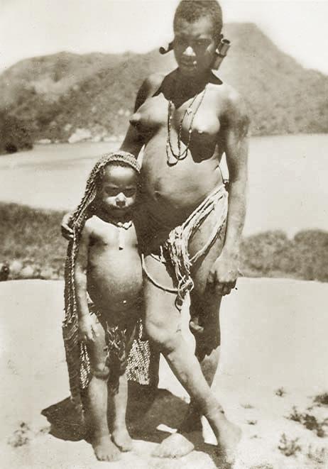 BD/256/3 - 
Vrouw en kind met hoofd en lichaamsversiering
