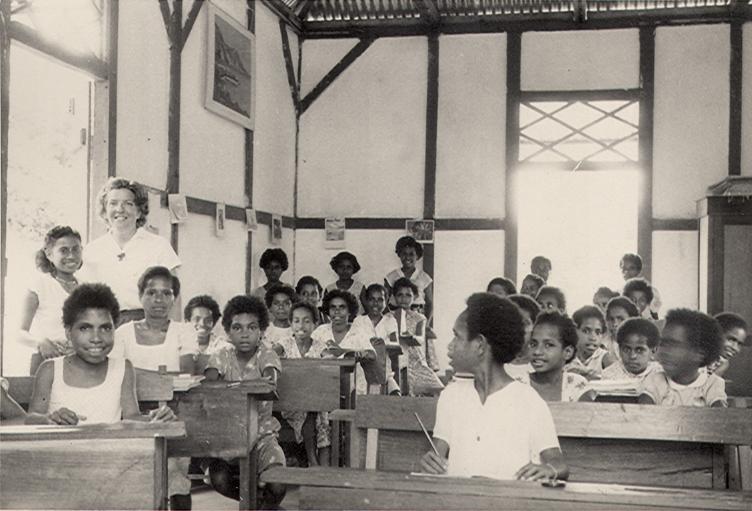 BD/256/45 - 
Papoea- kinderen in de schoolbanken
