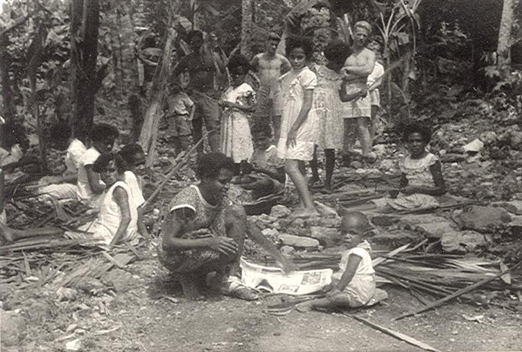 BD/256/71 - 
Papoea- kinderen in het bos
