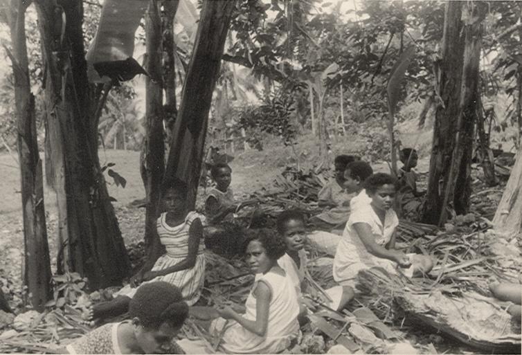 BD/256/73 - 
Vrouwen en kinderen in het bos
